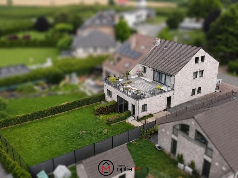 Handelsruimte met appartement te koop in Merem (Bilzen-Hoeselt) – wonen en werken op één locatie<br />
<br />
Bent u op zoek naar een veelzijdig hande