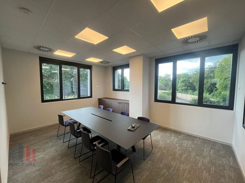 Fantastiquement situé, ce bureau de 1.056 m² prêt à être emménagé est à louer à Zwijnaarde, à seulement 5 minutes du R4, avec un accès facile à l'écha