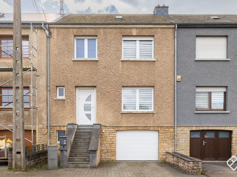 Julietimmo a le plaisir de vous présenter cette charmante maison idéalement située dans le dynamique village de Messancy, érigée dans une rue calme à