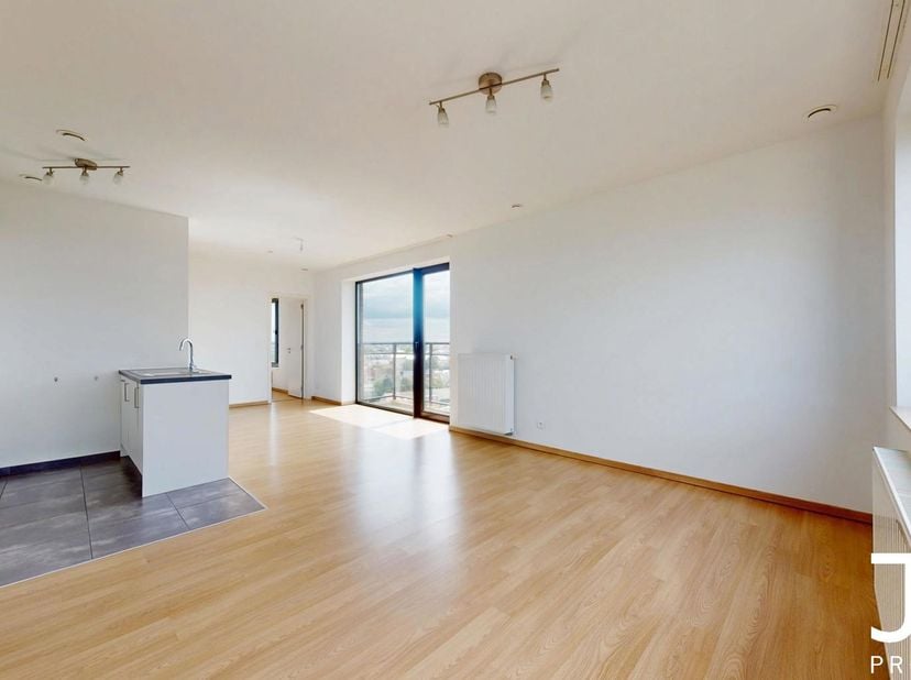 Gelegen in de rustige en residentiële wijk Paduwa in Evere, presenteert J&amp;amp;J dit prachtige, lichte appartement met 2 slaapkamers en 2 badkamers, me