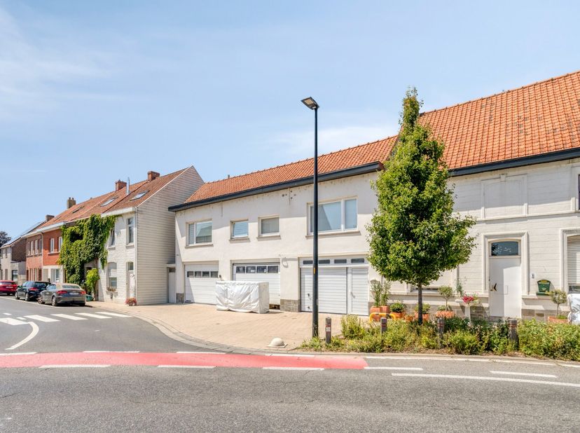Nabij het centrum van Kuurne vinden we deze betaalbare woning...<br />
<br />
Via de deur in de private garage komen we de woning binnen. Een trap lei