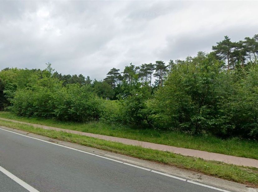 Op een uiterst gunstige locatie langs de Ringlaan, bevindt zich deze uitzonderlijk ruime bouwgrond voor open bebouwing. Met een oppervlakte van 28a22c