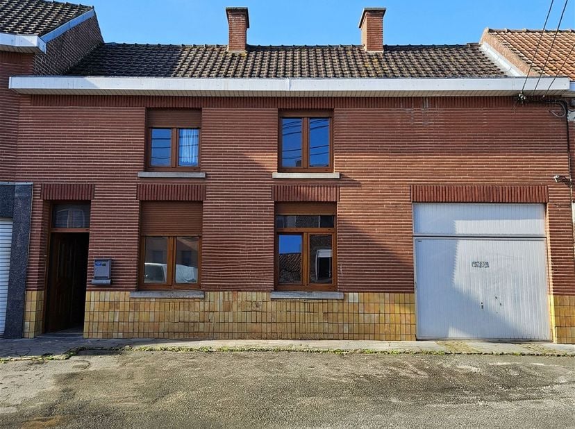 REF : 7525  Rue Haute, 46  7350 HENSIES<br />
Vous cherchez un bien spacieux, polyvalent et bien situé ? Cette maison à restaurer est pour vous !<br /