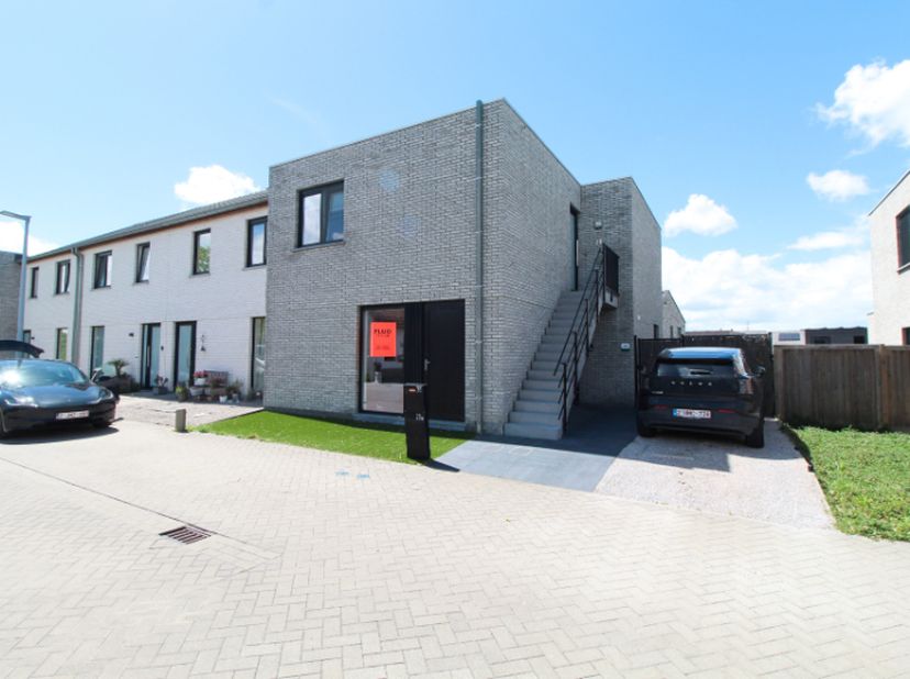 Lichtrijk en zeer energiezuinig appartement op het gelijkvloers met twee slaapkamers te huur in Rumbeke langs de Oude Oekensestraat.<br />
Dit apparte