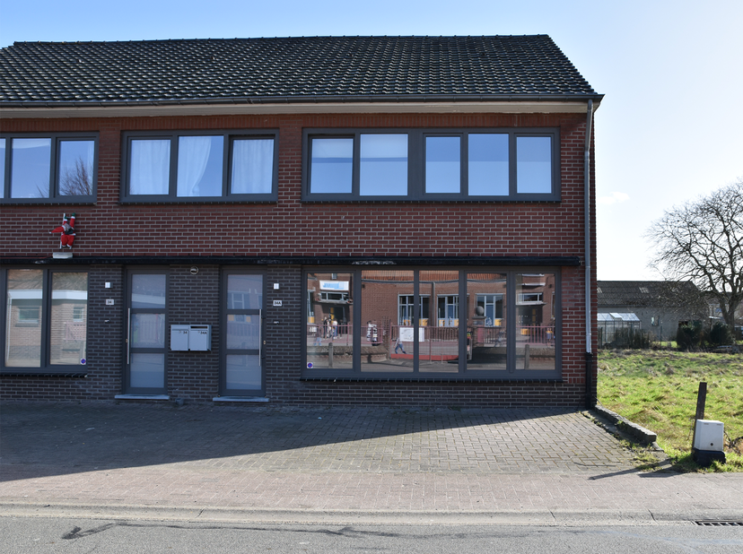 Deze halfvrijstaande woning is gelegen in Tongerlo (Bree) en is recent gerenoveerd.<br />
INDELING:<br />
Gelijkvloers:<br />
- Inkomhal<br />
- Keuke