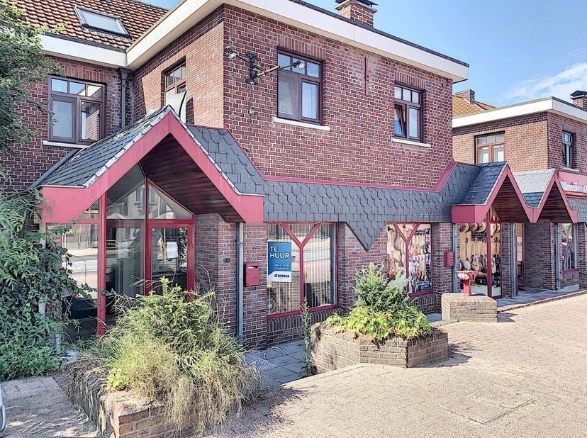 In het hart van Maaseik bevindt zich deze gelijkvloers gelegen commerciële handelsruimte. De ruimte is geschikt voor een verscheidenheid aan handelsdo