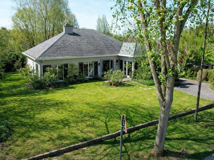 In een rustige en gegeerde woonomgeving, op wandelafstand van het centrum van Tessenderlo, bevindt zich deze karaktervolle bungalow, discreet ingeplan