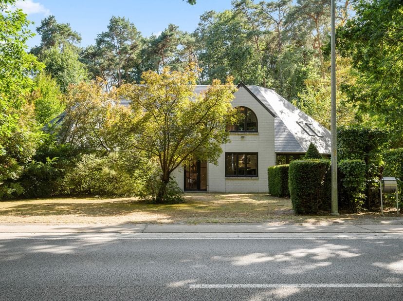 Deze tijdloze villa werd afgewerkt met kwaliteitsvolle materialen en bevindt zich op een centrale en groene locatie te Keerbergen. <br />
Via de inkom