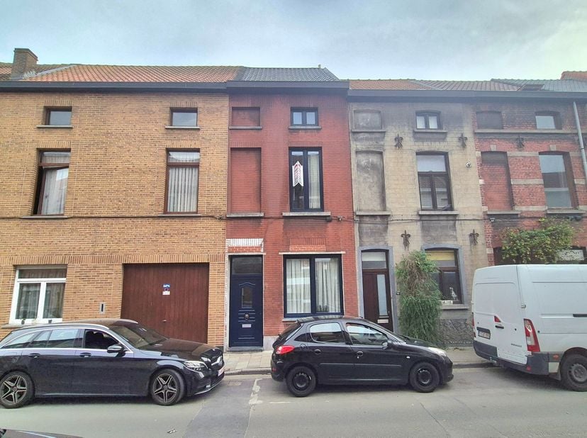 Deze gezellige woning is gelegen in een rustige straat aan de Muide met een speeltuin en voetbalclub in de buurt, en op loopafstand van bus- en tramha