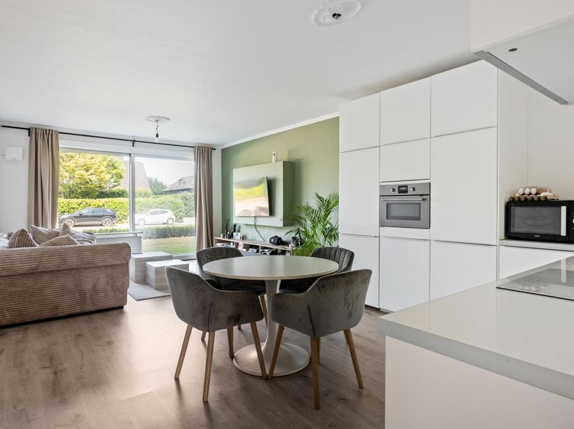 Op de gelijkvloerse verdieping van een verzorgd gebouw aan de Mechelsesteenweg in Lier wacht een frisse, lichte twee-kamer appartement die meteen goed
