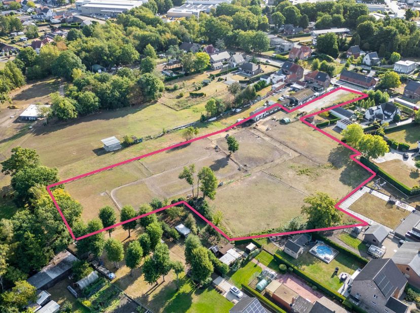 Unieke eigendom in Zonhoven: bouwgrond met 4 achterliggende percelen met een totaal oppervlakte van 11.148 m²<br />
<br />
Deze percelen bevinden zich