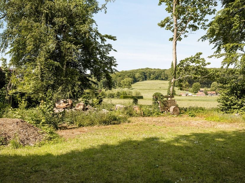 Charmante Franse villa met een WAANZINNIG UITZICHT op het Kluisbos, gelegen op een uitzonderlijk perceel van 2.608 m² met prachtige bomen, extra bouwg