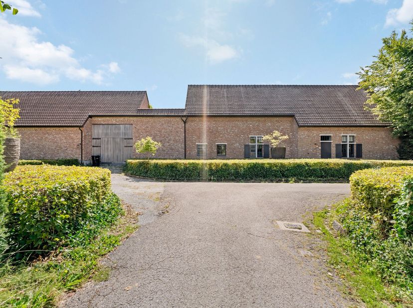 Exclusieve villa op riant perceel in het charmante Rumst  waar luxe en rust samenkomen op +20.000 m² met de mogelijkheid om uit te breiden naar 2.9ha<