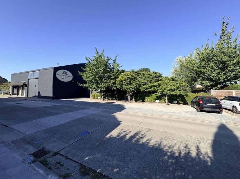 Bouwgrond (ca. 1.611m²) met loods  en potentieel voor 5 woningen te koop op toplocatie in Waregem. <br />
<br />
Het perceel is gelegen in het BPA Nie
