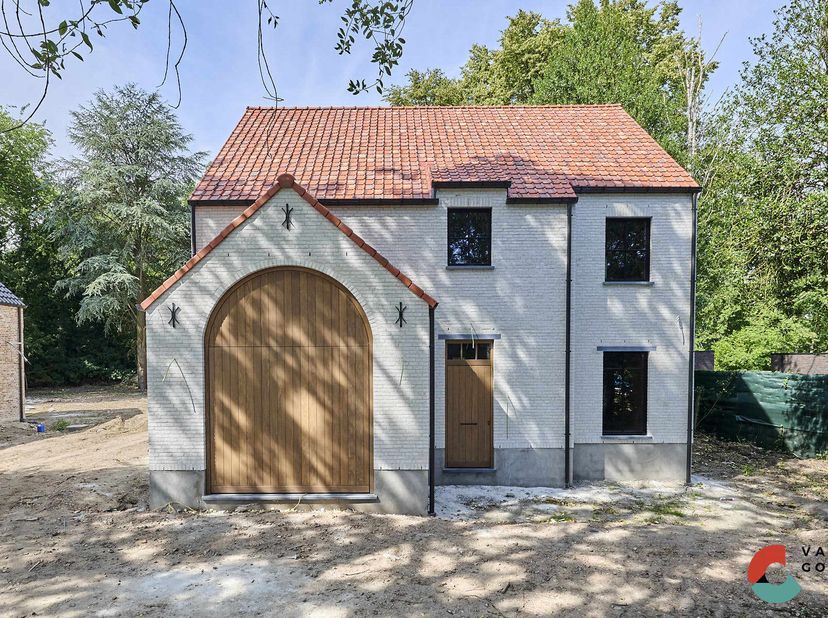 Ben je op zoek naar een tijdloze nieuwbouwvilla waar rust, ruimte en luxe samenkomen? Dan is deze woning op een perceel van 825 m² precies wat je zoek