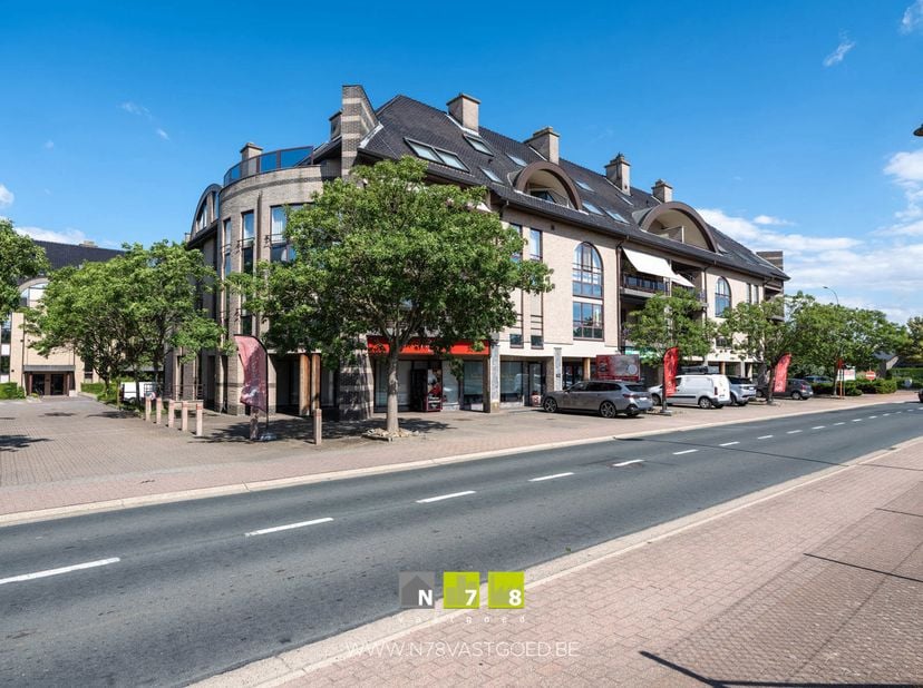 HOOGWAARDIG AFGEWERKT APPARTEMENT OP DE EERSTE VERDIEPING MET 2 SLAAPKAMERS, 2 TERRASSEN EN 2 GARAGES NABIJ HET CENTRUM VAN MAASEIK <br />
TROEVEN<br