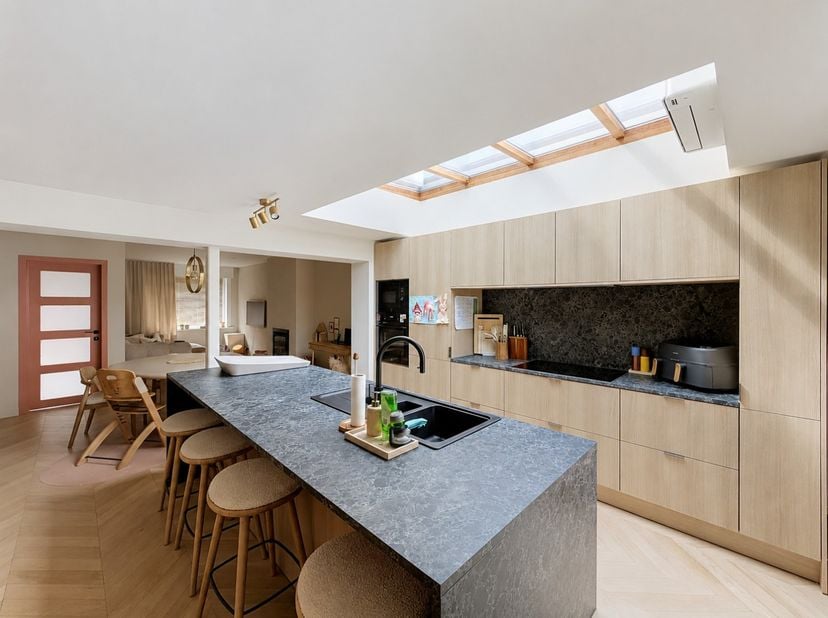 Deze instapklare woning werd in 2025 volledig gerenoveerd en is afgewerkt met alle hedendaagse comfort. De centrale, maar rustige ligging in Nieuwpoor