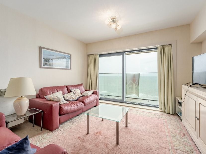À vendre : appartement bien entretenu sur la Zeedijk à Middelkerke, offrant une vue imprenable sur la mer et situé au cur du centre animé. Cet apparte