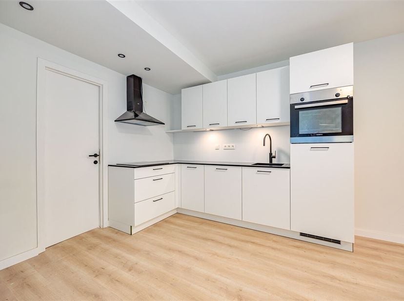 Dit volledig gerenoveerd appartement (2025) staat te koop aan de Kaaldries op een centrale locatie en op wandelafstand van het centrum van Hamme. Supe