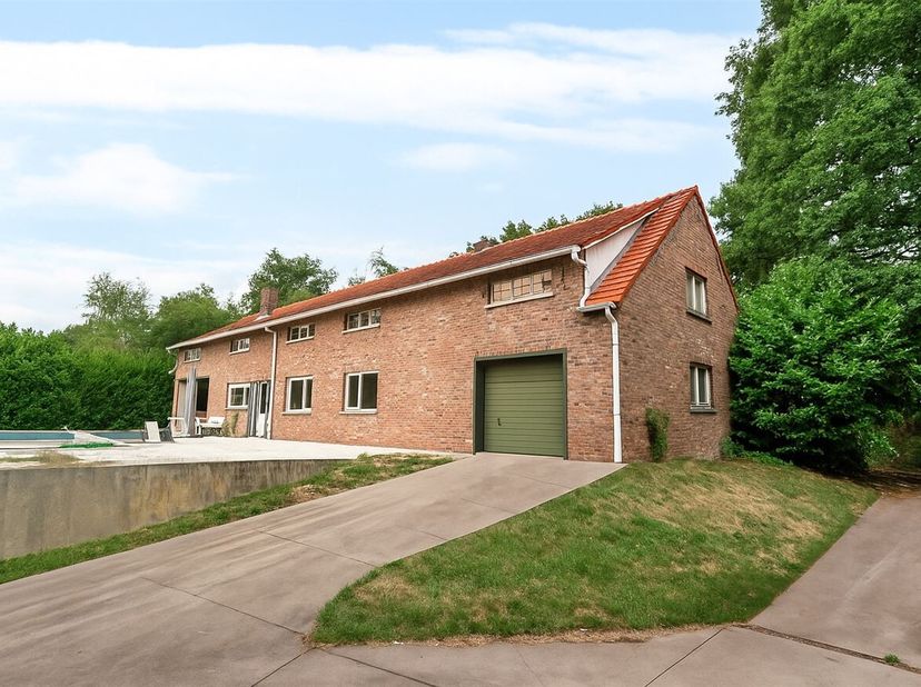 Te midden van een prachtig bosrijk gebied, omringd door groen en natuur, bevindt zich deze uitzonderlijke woning met een totale bewoonbare oppervlakte