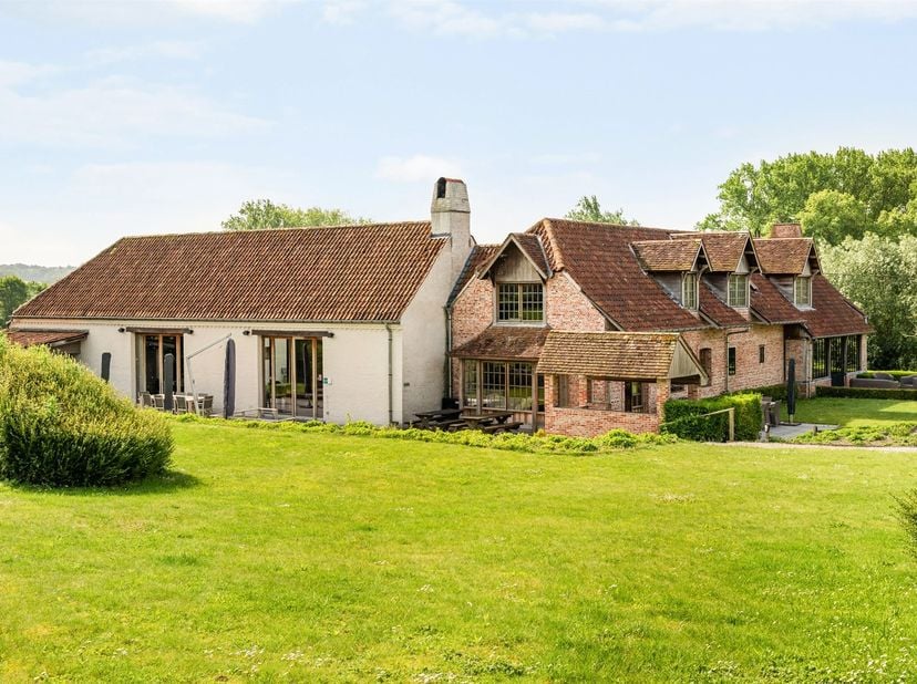 Te midden van de prachtige glooiende landschappen van de Vlaamse Ardennen bevindt zich deze uitzonderlijk charmante en volledig gerenoveerde vierkants
