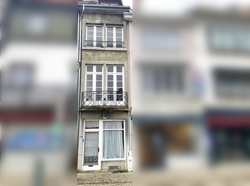 Glv: hal, eetkamer met open haard, in te richten keuken (spoelbak, afzuigkap)<br />
Etage +1: badkamer (douche, wastafel, toilet), ruimte voor aanslui