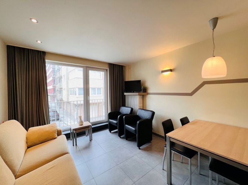 Près de la pittoresque place du marché de Wenduine et à quelques pas de la digue de mer, nous trouvons cet appartement de 2 chambres à coucher entière