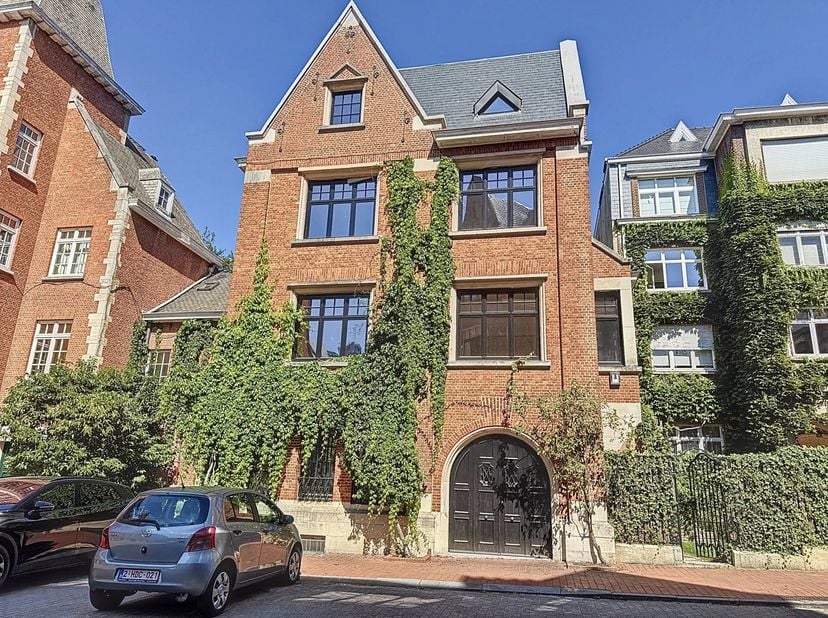 Idéalement située dans le très exclusif Square du Val de la Cambre, à deux pas des Étangs dIxelles, Barnes vous propose cette maison de maître de ± 39