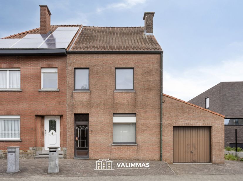 VALIMMAS verkoopt deze welgelegen driegevelwoning op ± 26 are, met garage en grote tuin....    <br />
<br />
Het gelijkvloers bestaat uit een inkomhal