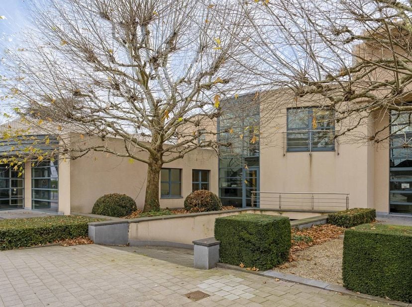 Op de hoek van de Brugsesteenweg en Leopold III laan te Roeselare bevindt zich dit kantoorgebouw met (conciërge) woning te koop met een schitterende z