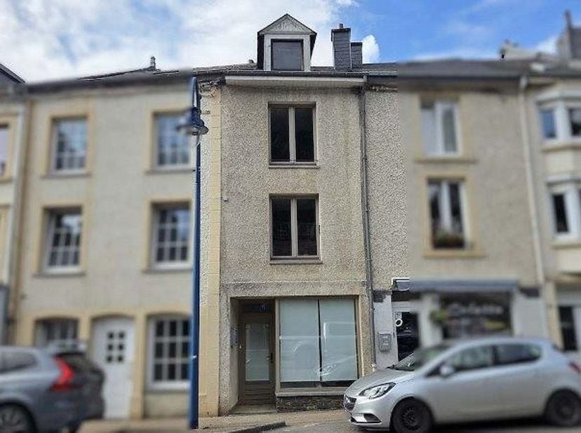 ARDENNEN: Provincie Luxemburg<br />
6830 BOUILLON<br />
<br />
TE KOOP<br />
Handelswoning (+-120m²) bestaande uit een winkelruimte met etalage op de