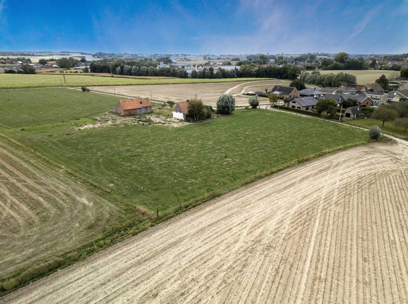 Opportunité unique : maison rurale avec dépendances sur un grand terrain (permis déjà accordé !)<br />
<br />
Sur un terrain de 2 540 m², vous trouver