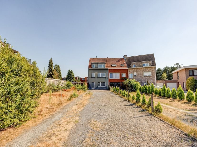 Deze duplex is gelegen in een kleinschalig gebouw met slechts twee wooneenheden en bevindt zich op de eerste en tweede verdieping.<br />
De ruime opri