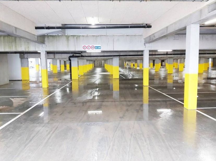 EN OPTION:<br />
BRUXELLES (1070 Anderlecht) : 4 places de parking couverts (#1X+5_MAAC_BRU)<br />
• Résidence Central Gardens (Rue de l'Orphelinat)<b