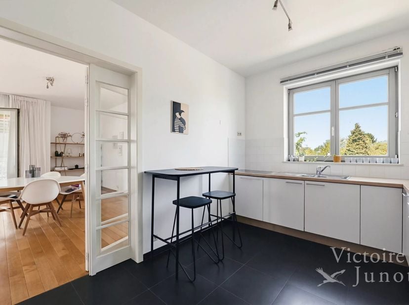 Victoire-Junot nodigt u uit om dit ruime appartement van 131 m² te ontdekken, gelegen in de gewilde Joli-Bois wijk van Woluwe-Saint-Pierre. Dit lichte