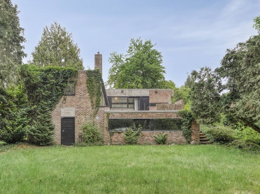 Cette maison polyvalente étonnamment spacieuse (378 m² de surface habitable) sur un terrain de 956 m² est à vendre le long du Maalse Steenweg. Outre u