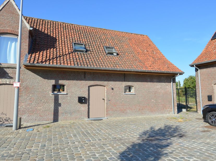 De hoeve is gelegen aan de rand van het centrum, super kindvriendelijke ligging en een zeer vlotte bereikbaarheid.<br />
De hoeve blinkt uit door de u
