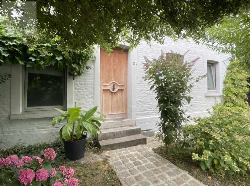 Welkom in de F. Istasstraat in Neerlanden, waar deze charmante halfopen woning je meteen weet te verleiden met haar authentieke vintage karakter.<br /