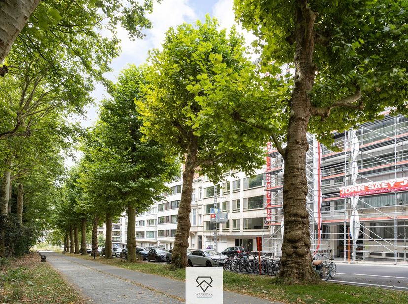 Bent u op zoek naar een instapklaar appartement waar comfort, bereikbaarheid en een aangename woonomgeving samenkomen? Dan is dit smaakvol gerenoveerd