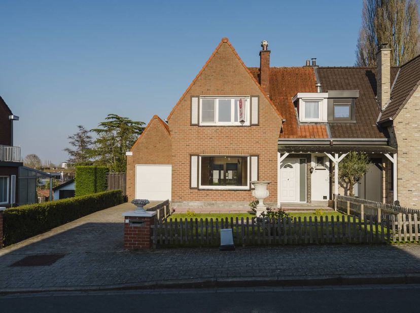 Maison mitoyenne avec grand jardin et nombreuses possibilités à Marke<br />
<br />
Cette maison mitoyenne lumineuse avec un jardin profond très agréab