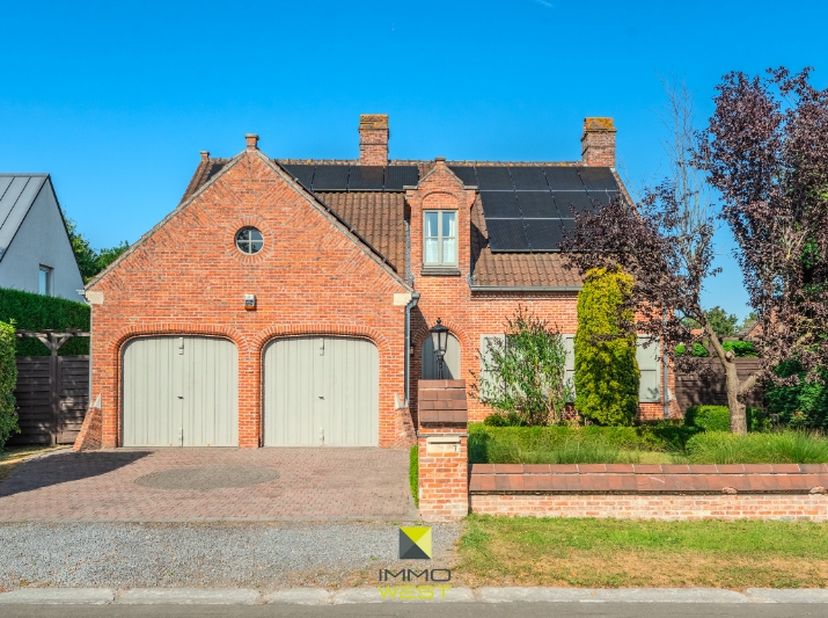 Deze villa is magnifiek onderhouden een heeft een prachtige combinatie van authenticiteit alsook vernieuwing naar hedendaagse normen. De villa is gele