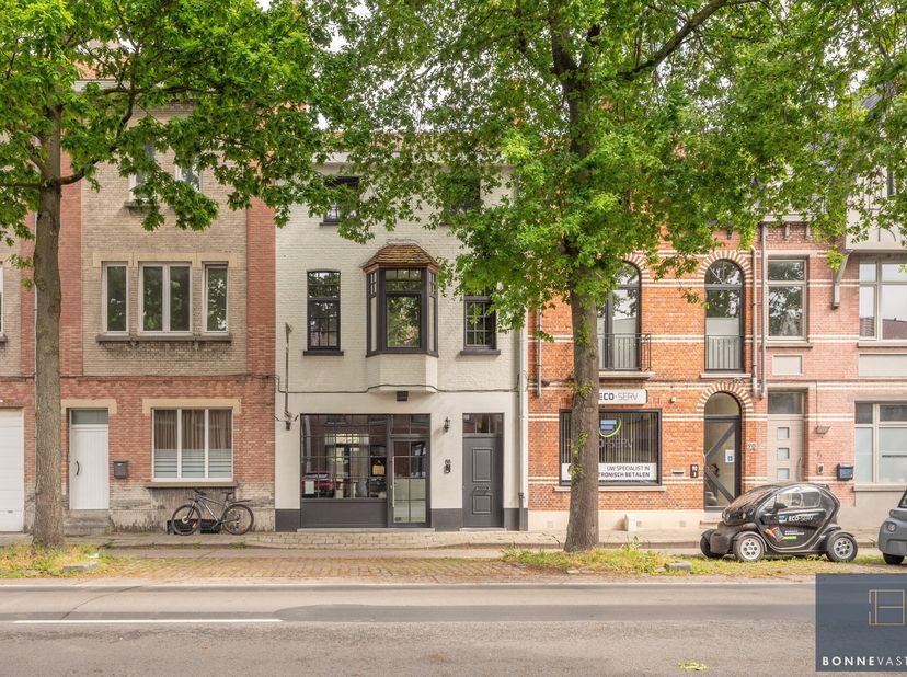 Bent u op zoek naar een locatie waar u wonen en werken kunt combineren? Op zoek naar visibiliteit voor uw zaak? Mis deze kans niet. Het pand dankt z’n