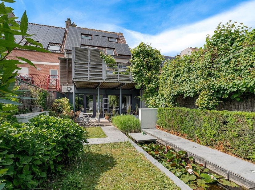 Verzorgde en stevige woning uitstekend gelegen in de Pannenstraat te Heist-aan-Zee, centraal en op wandelafstand van het station, het strand en alle w
