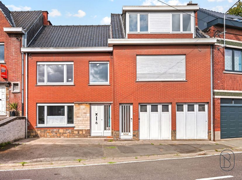 Een zeldzame kans voor beleggers, gezinnen of liefhebbers van renovatie!<br />
<br />
Het pand bestaat uit twee afzonderlijke eenheden:<br />
<br /