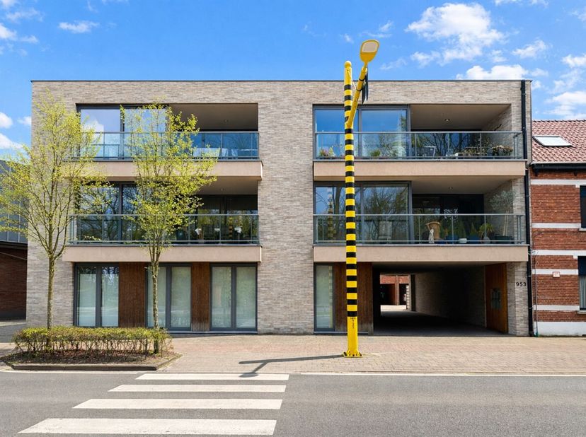 Nieuwbouw appartement te huur (87m²) in Brasschaat<br />
Locatie: <br />
Dit nieuwbouw appartement is gelegen op de Bredabaan in Brasschaat. Alle voor