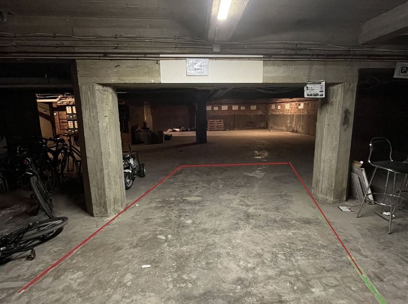 Ondergrondse staanplaats in centrum Genk<br />
<br />
De ondergrondse parkeerplaats is gelegen in Genk op de Winterslagstraat ter hoogte van nummer
