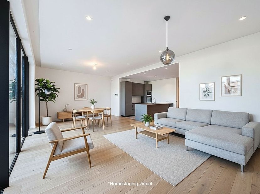 ***OPTIE*** GENVAL - Naast de papierfabrieken en op 500 meter van het treinstation van Genval biedt AMELOT PROPERTIES deze woning te huur aan. De woni