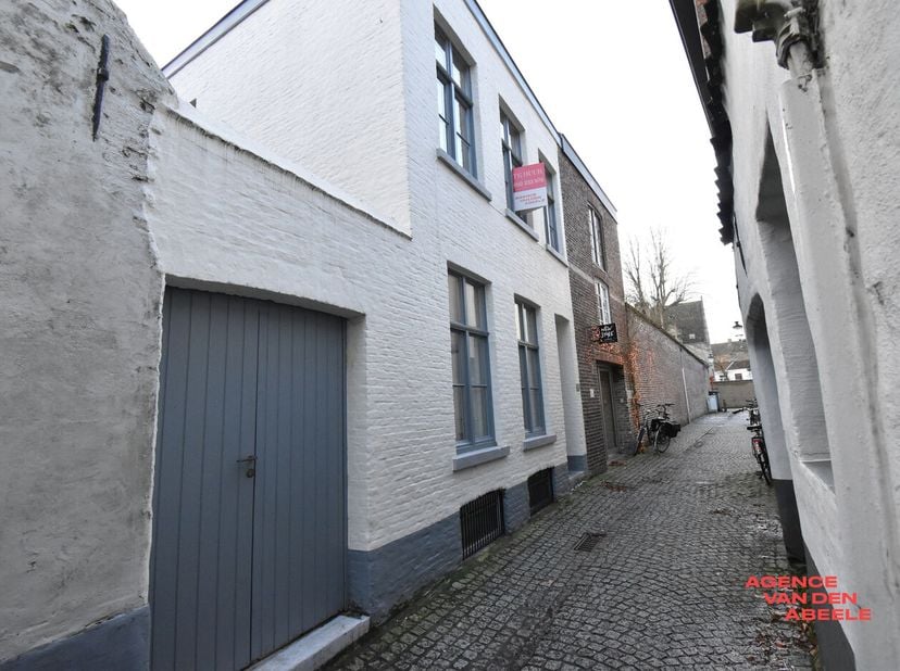 Deze charmante woning in het hart van Brugge biedt een perfect combinatie van comfort en ligging. Met twee ruime slaapkamers is dit een ideale woning.