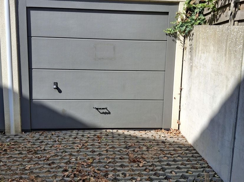 Op zoek naar een veilige en goed gelegen garagebox in Hooglede?<br />
Deze garagebox is uitstekend gelegen, vlak bij het centrum van Hooglede, en is b
