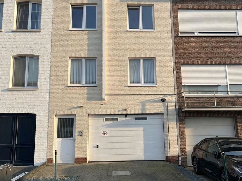 Het appartement is gelegen op de 2de verdieping en bestaat uit een ruime living met keukenblok, badkamer, toilet,  2 slaapkamers en balkon  .<br />
V